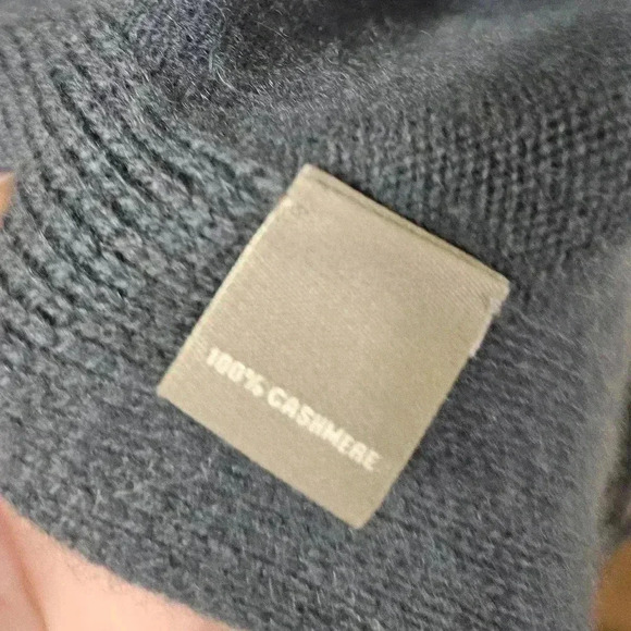 Neiman Marcus 100% cashmere sleeveless cardigan! - Picture 3 of 6